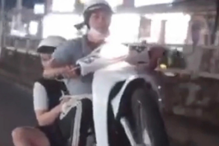 Nhóm 'quái xế' chạy xe bốc đầu, phóng bạt mạng trên phố ở Tiền Giang