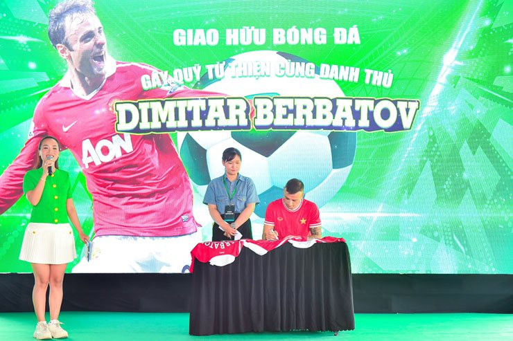 Bắt gặp danh thủ Dimitar Berbatov tham gia sự kiện từ thiện tại Việt Nam 