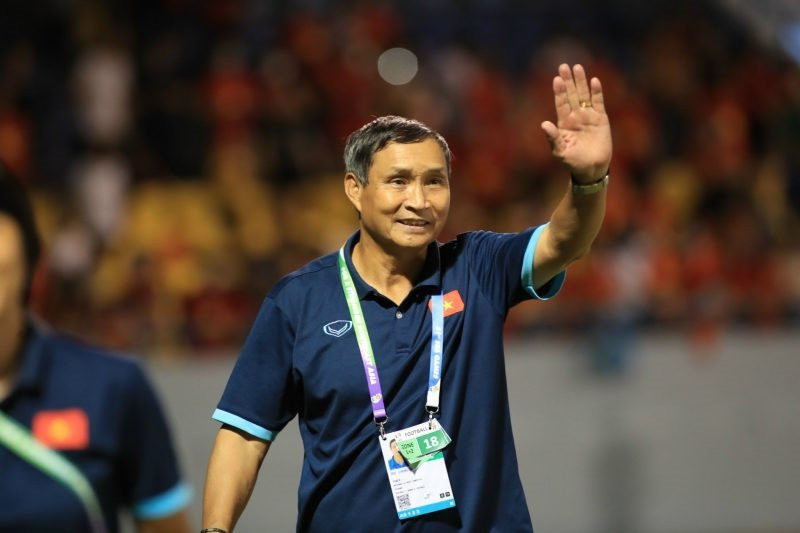 Hơn 50 năm cống hiến cho bóng đá Việt Nam của 'thầy Chung'