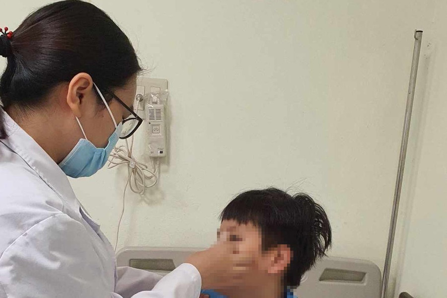 Bé trai ở Hà Nội bị vỡ mũi vì trend 'bẻ đồ long đao'