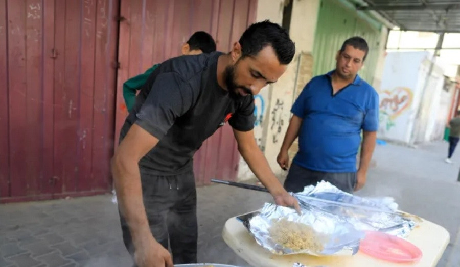 Gia đình mỗi ngày nấu ăn cho hàng nghìn nạn dân ở Dải Gaza