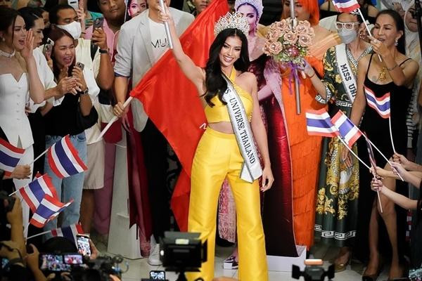 Hàng nghìn người ra sân bay tiễn người đẹp Thái Lan đi thi Hoa hậu Hoàn vũ
