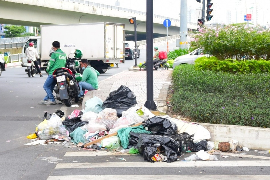 Chính quyền TPHCM nói gì sau phản ánh đường Nguyễn Hữu Cảnh ngập rác?