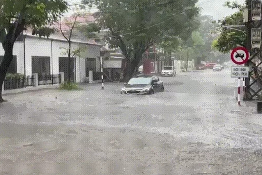 Quảng Bình: Mưa như trút khiến phố 'biến thành sông', giao thông gặp khó
