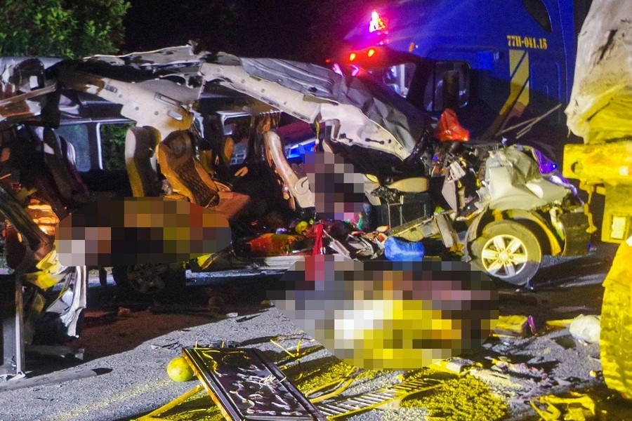Tai nạn khiến 5 người chết ở Lạng Sơn: Cận cảnh xe 16 chỗ bị 'vò nát'