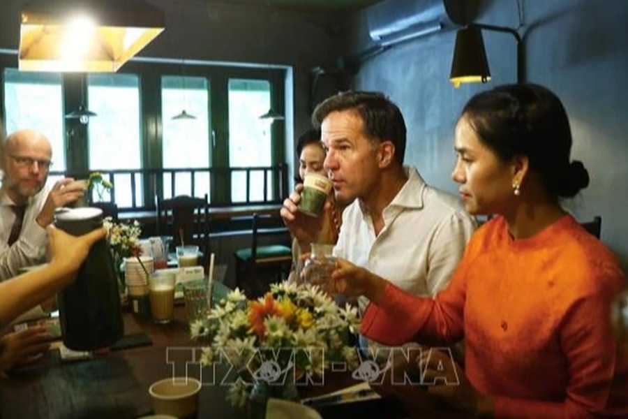 Thủ tướng Hà Lan Mark Rutte thưởng thức trà giữa lòng Hà Nội