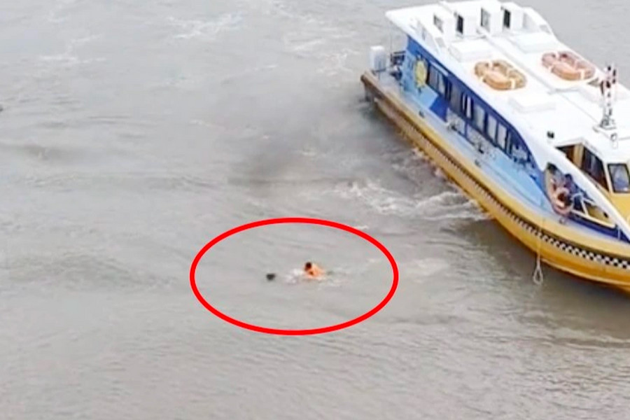 Nhân viên tàu buýt đường thủy cứu người phụ nữ nhảy sông Sài Gòn