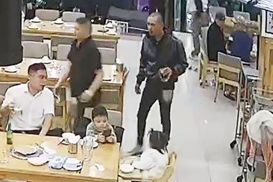 Ba cháu bé gào khóc, cầu cứu khi người cha bị đánh dã man tại nhà hàng