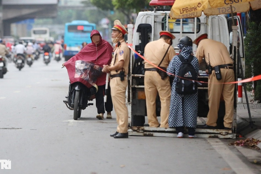 Người vi phạm dắt xe máy ngược chiều đường Nguyễn Trãi khi thấy CSGT