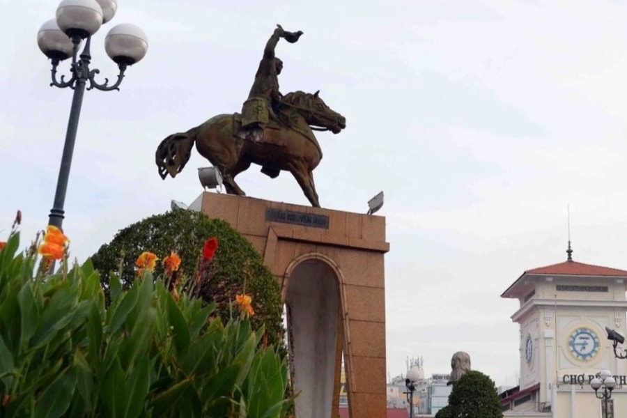 Đưa 2 bức tượng nửa thế kỷ đặt lại chỗ cũ trước chợ Bến Thành