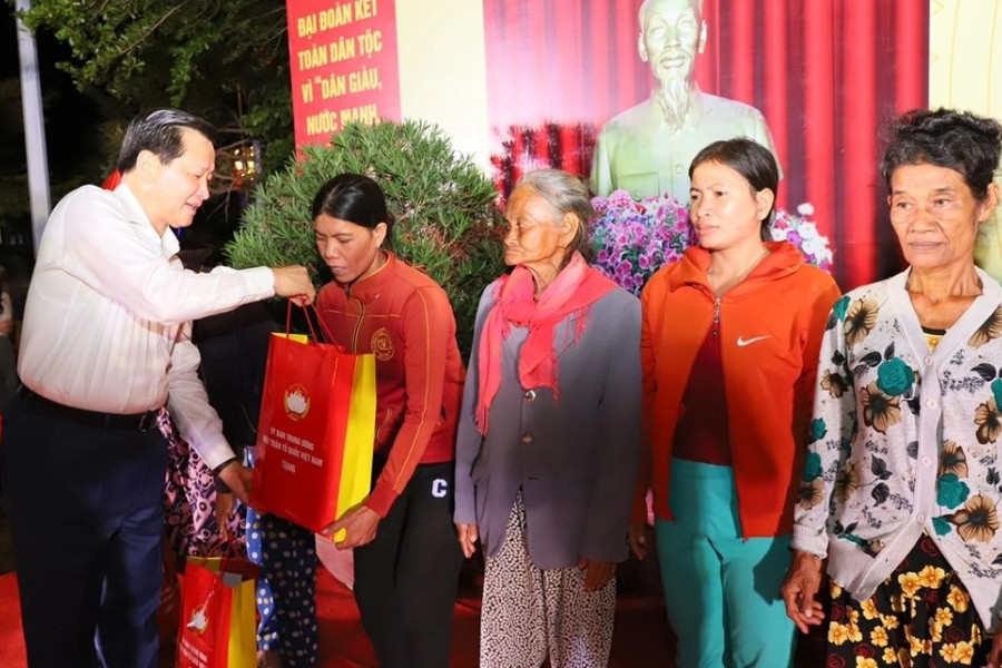 Phó Thủ tướng Lê Minh Khái thăm, tặng quà người dân Ninh Thuận