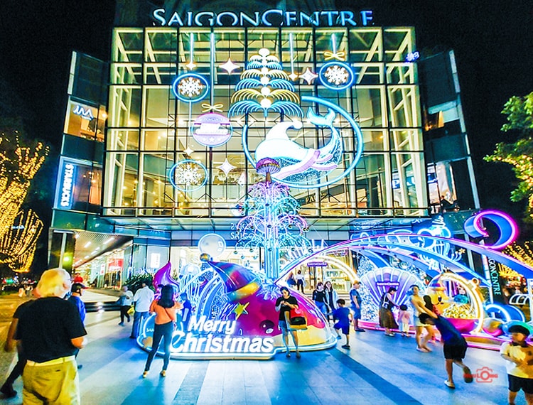 Sài Gòn rộn rã sắc màu đón Giáng sinh, bạn trẻ 'lên đồ' chơi Noel sớm