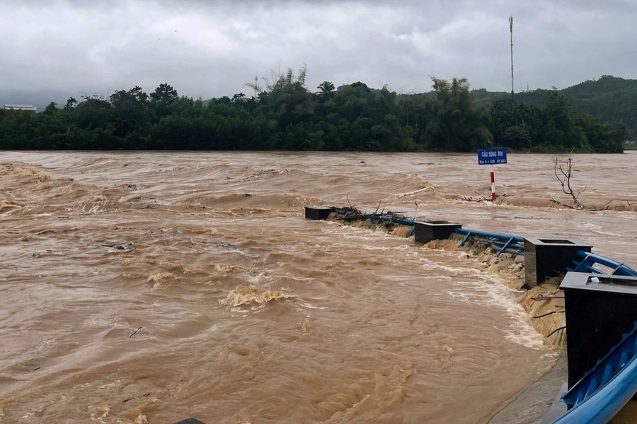 Mưa kéo dài gây ngập lụt, sạt lở ở Quảng Ngãi, Quảng Nam