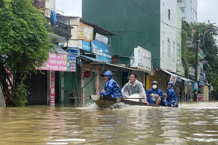 Người dân vùng ngập ở Huế lên mạng xã hội nhờ hỗ trợ sơ tán