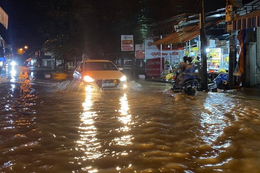 Nước xiết đổ về Nha Trang, người dân chạy lũ trong đêm
