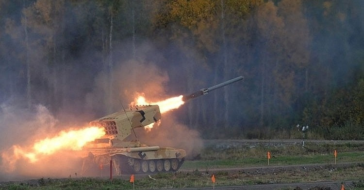 Khoảnh khắc ‘hỏa thần’ TOS-1A của Nga pháo kích căn cứ Ukraine