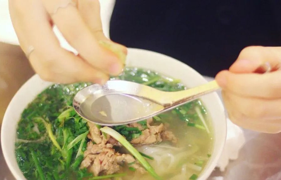 Khám phá bí mật ẩm thực Việt: Tại sao nặn chanh khi ăn phở?