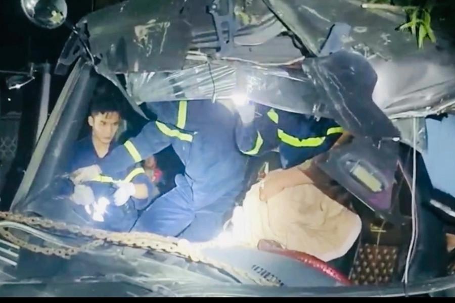 Giải cứu tài xế mắc kẹt trong cabin xe tải ở Thanh Hóa