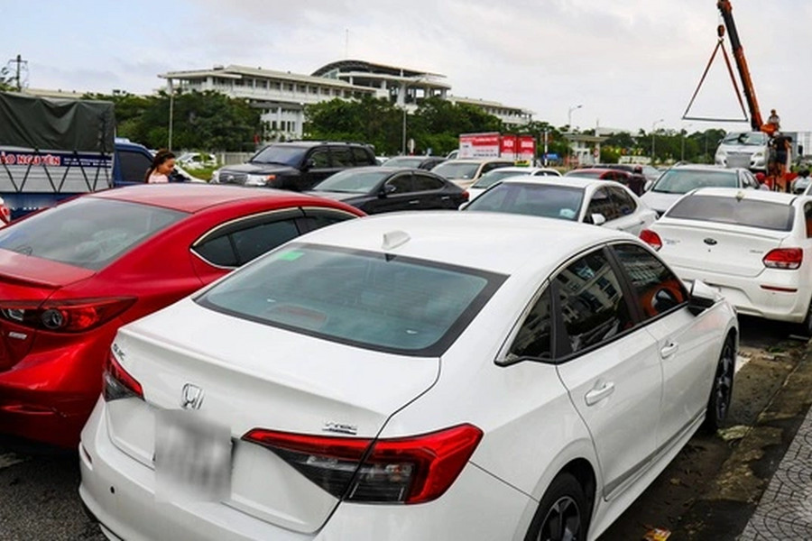 Hàng chục ô tô 'bất động' xếp hàng nằm chờ cứu hộ ở Huế