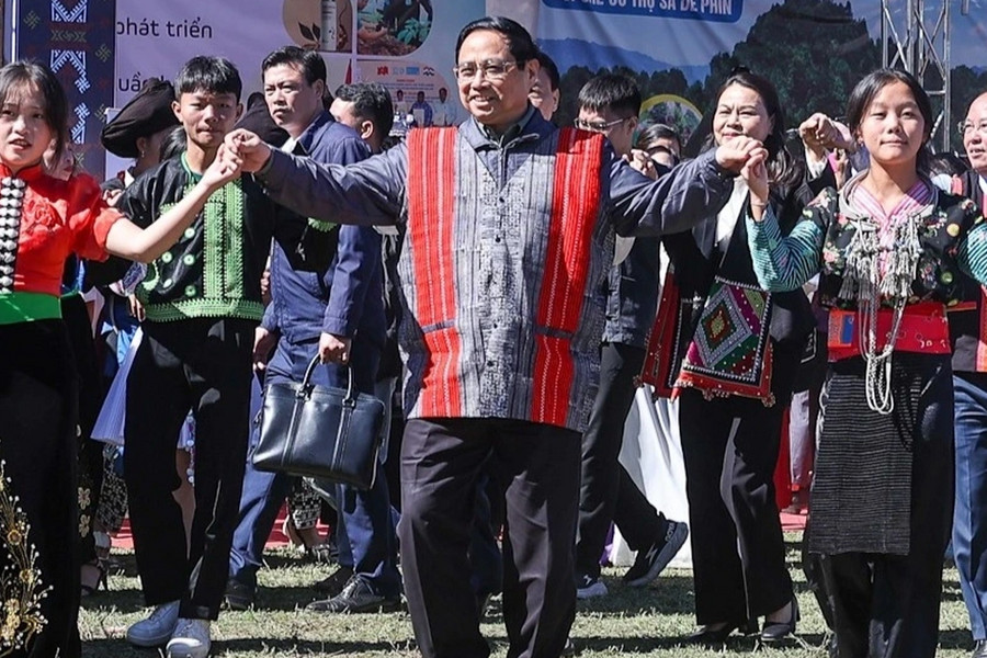 Thủ tướng nắm tay, nhảy cùng đồng bào dân tộc trong ngày hội Đại đoàn kết