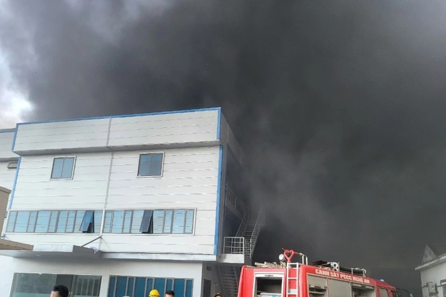 Cháy lớn trong Khu công nghiệp Nam Cấm