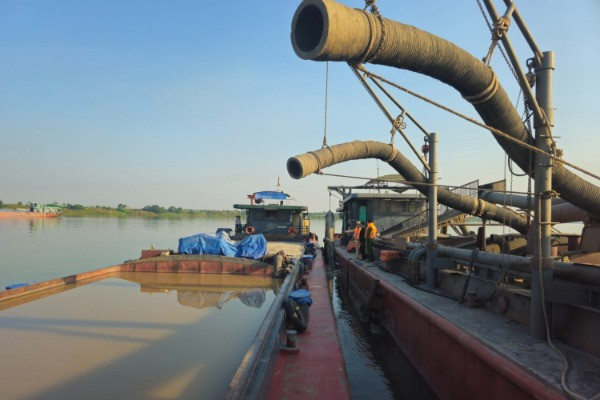 Vây bắt 2 tàu 'cát tặc' trên sông Hồng