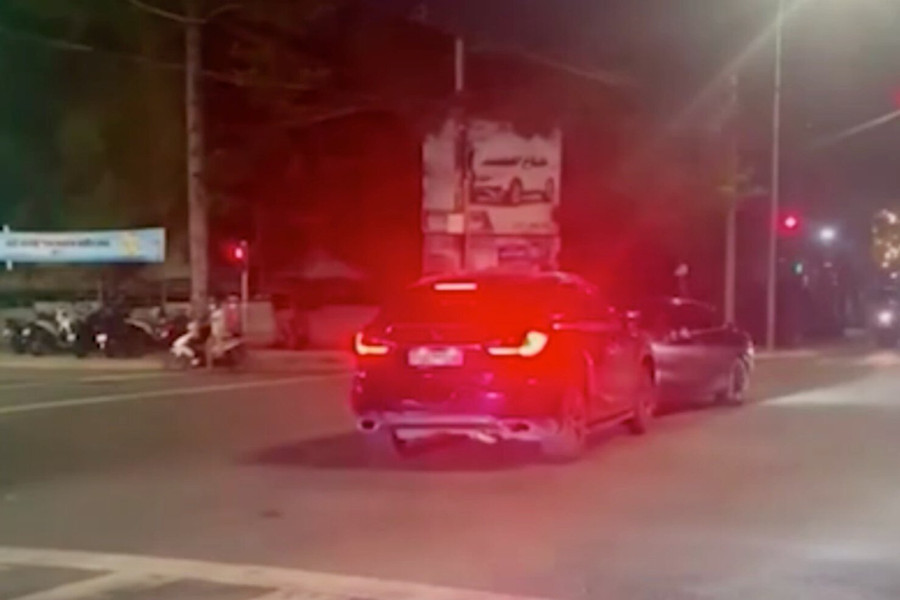 Tạm giữ 2 người trong vụ xe sang Lexus cố tình tông trực diện ô tô khác