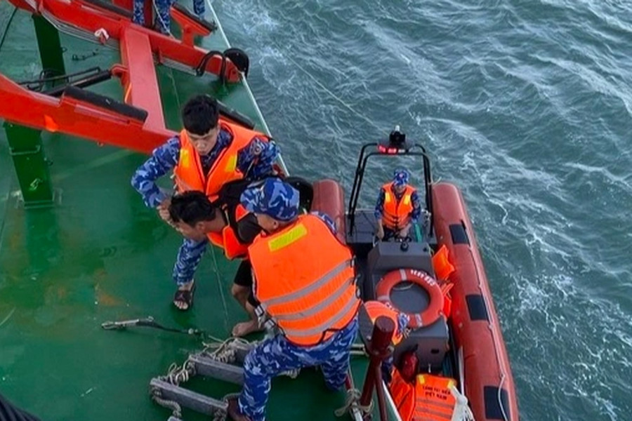 Đưa 14 ngư dân trên tàu cá Bình Định bị chìm vào bờ an toàn