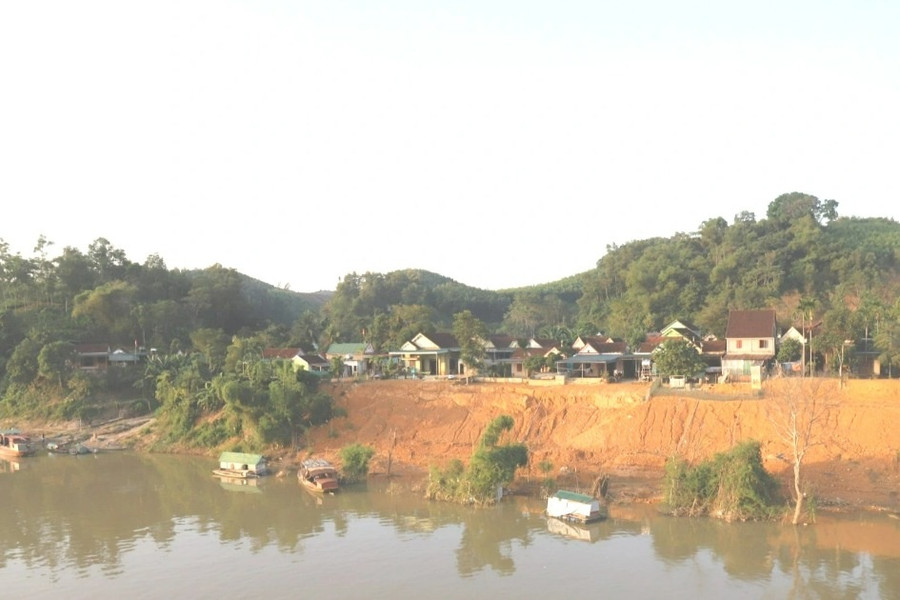 Sạt lở nghiêm trọng bờ sông Lam, đe dọa kéo sập hàng chục nhà dân