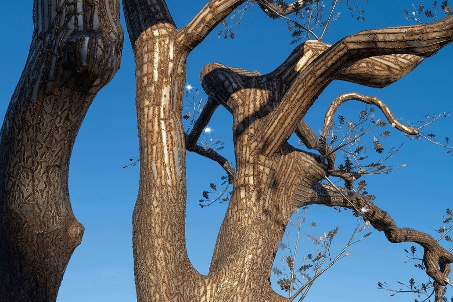 NTK Thủy Nguyễn bọc thép cây sồi cao 18m gây ấn tượng ở triển lãm tại Pháp