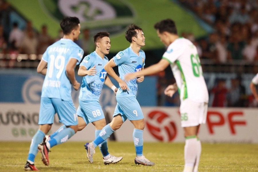 Văn Toàn ghi bàn thắng đầu tiên cho CLB Nam Định