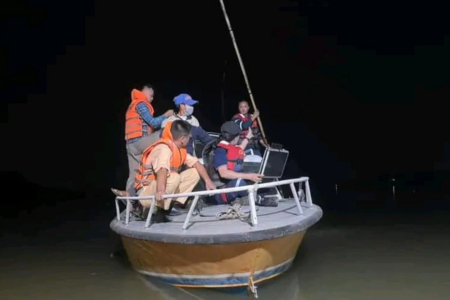 Xuyên đêm tìm kiếm 2 học sinh dưới sông Ninh Cơ