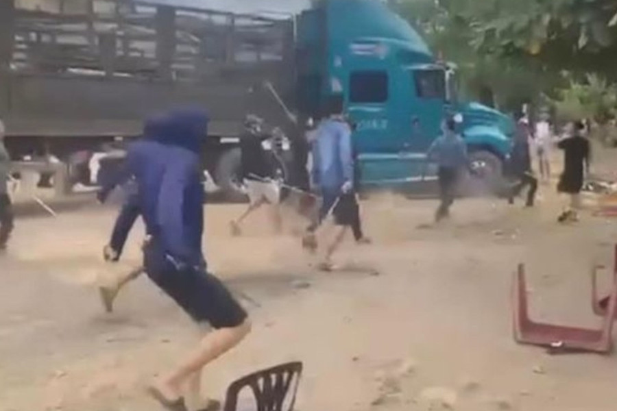 Côn đồ hỗn chiến trước sân vận động ở Quảng Bình: Truy nã một nghi phạm