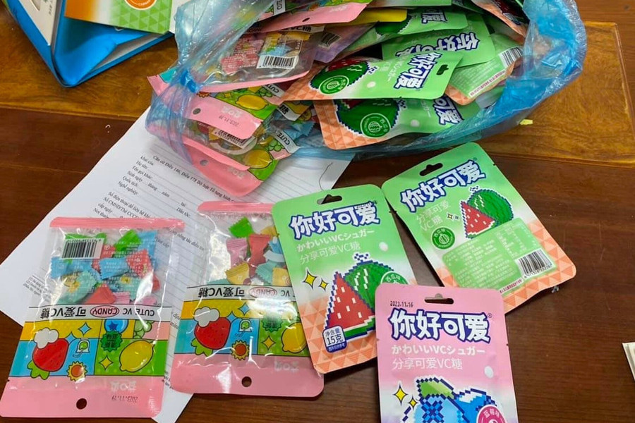 11 học sinh Hà Nội nghi ngộ độc sau khi ăn kẹo lạ