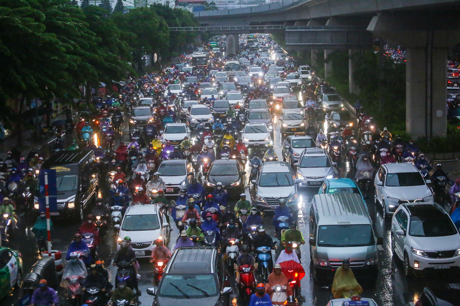 Đường phố Hà Nội hỗn loạn từ sáng đến tối vì mưa, người dân chật vật di chuyển