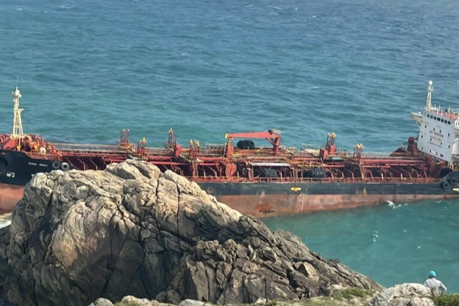 Tàu vận tải gần 14.000 tấn trôi dạt vào đảo Cù Lao Chàm