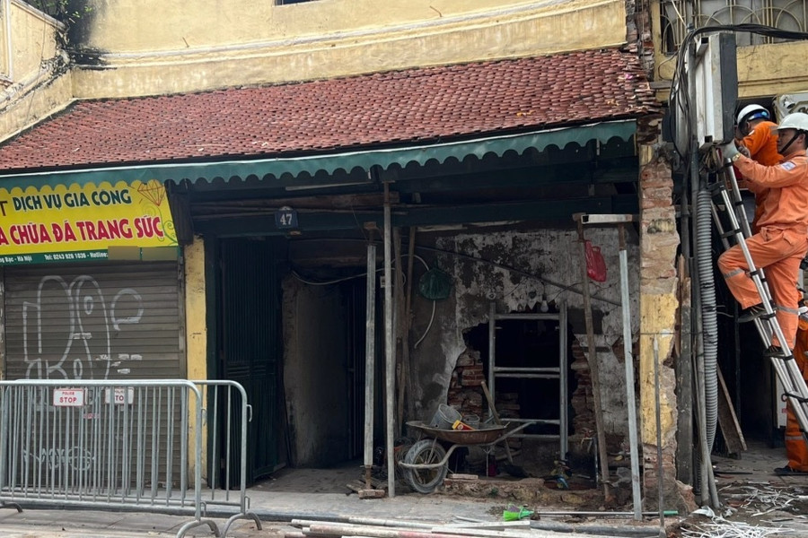 Xe Mercedes tông đổ tường một trong những ngôi nhà cổ nhất Hà Nội