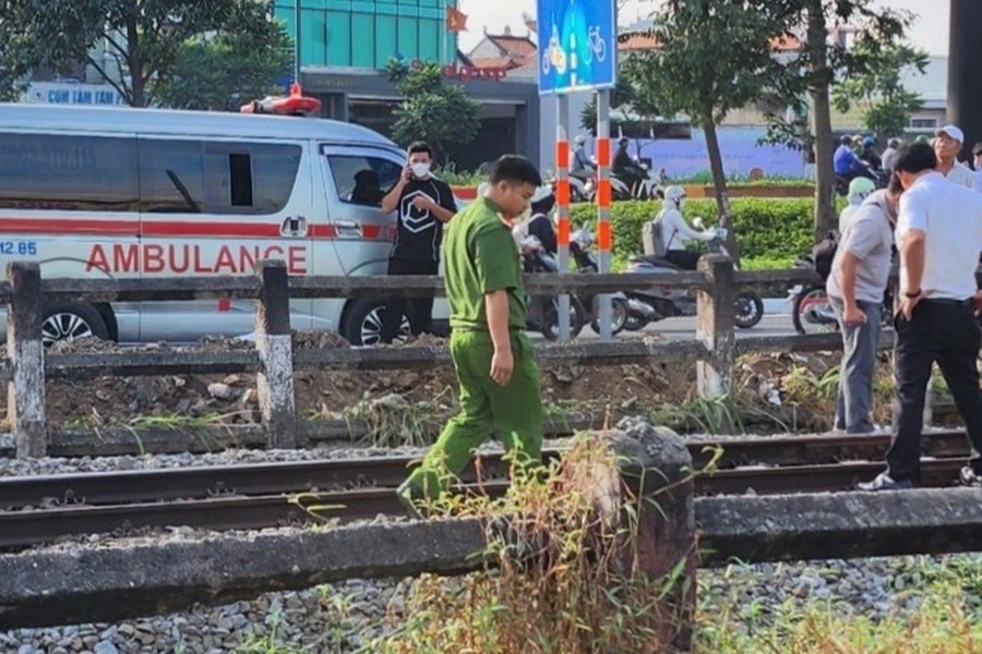 Lao vào đường ray ở TPHCM, người đàn ông bị tàu cán tử vong