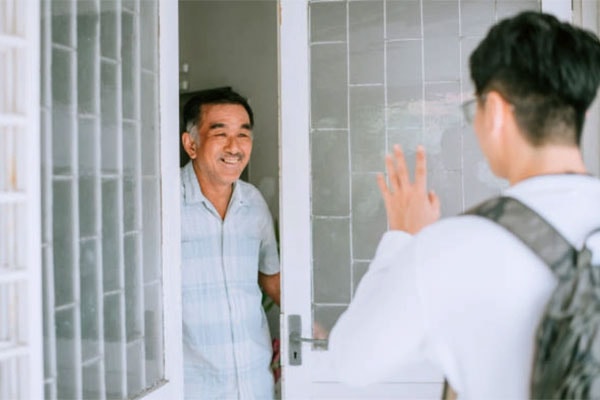 Vừa nhìn thấy bố bạn gái, tôi hoảng hốt quay xe bỏ chạy