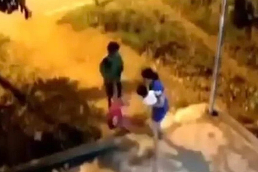 Khởi tố người bố ở Thanh Hóa cầm chân con 4 tuổi ném ra đường