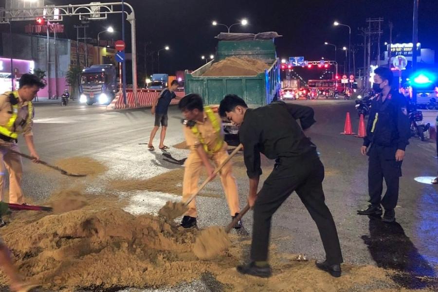 CSGT và người dân trắng đêm khắc phục dầu nhớt đổ trên đường