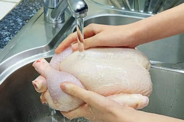 Rửa thịt gà sống trực tiếp dưới vòi nước đúng hay sai?