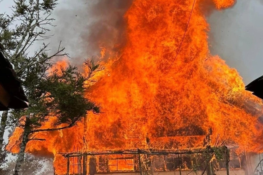 Lửa cháy ngùn ngụt, thiêu rụi cơ sở du lịch ở Sa Pa