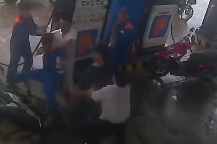 Hai người đàn ông xông vào đánh nhân viên cây xăng ở Huế