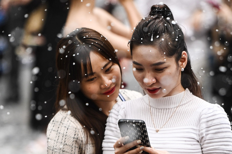 'Tuyết rơi' trên phố đi bộ châu Âu ở Hà Nội, giới trẻ đổ xô check-in