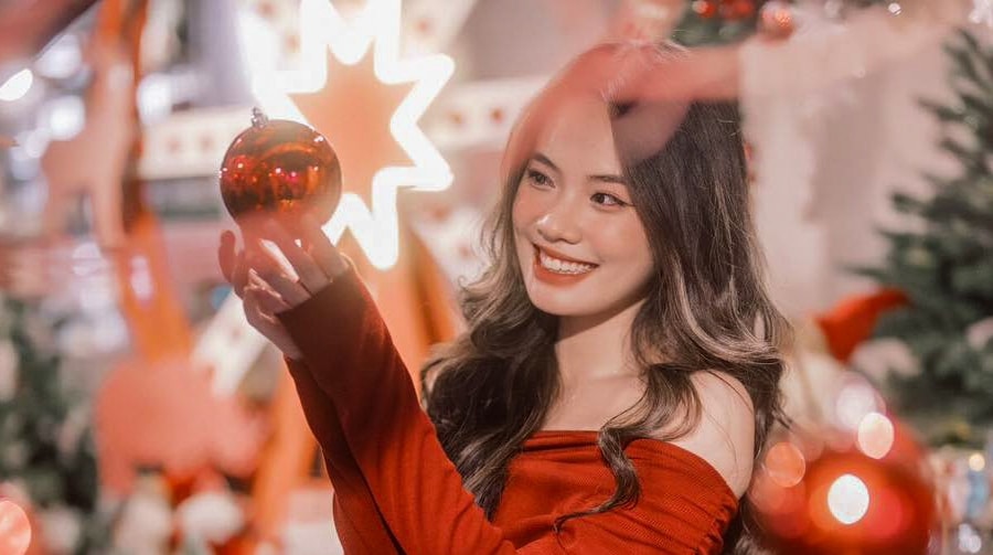 Người TP.HCM 'lên đồ' xuống đường chơi Noel sớm