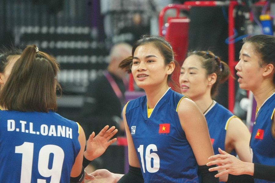 Kiều Trinh trở lại, tuyển bóng chuyền nữ Việt Nam thua Vakifbank 0-3