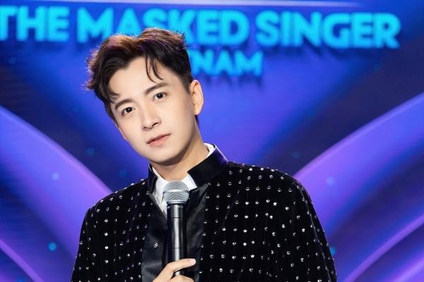 Ngô Kiến Huy 'biến báo' trên sân khấu The Masked Singer mùa 2