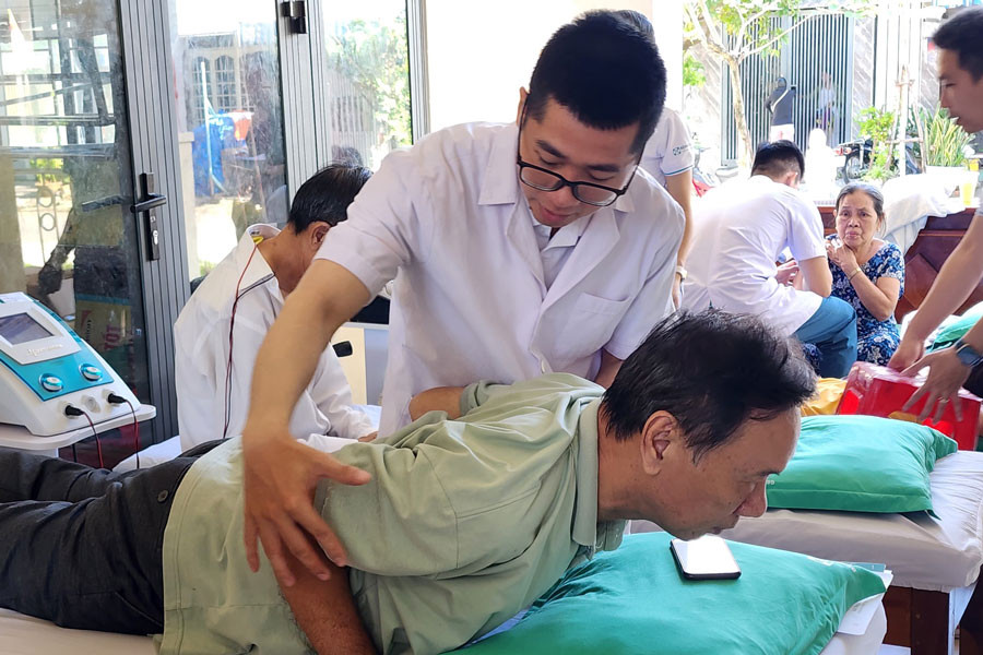 Khám, hướng dẫn tập phục hồi chức năng tại nhà cho 300 người dân Đà Nẵng