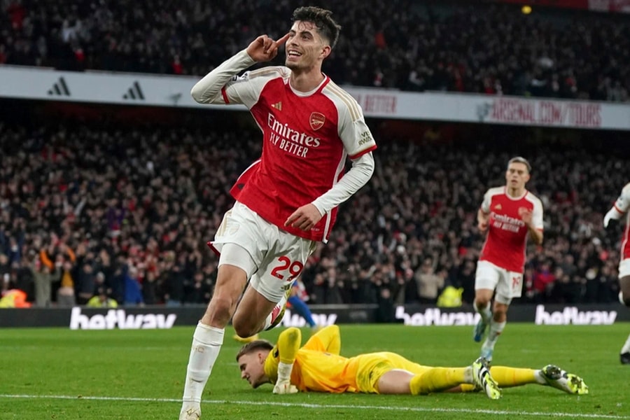 Đánh bại Brighton, Arsenal giành ngôi đầu bảng